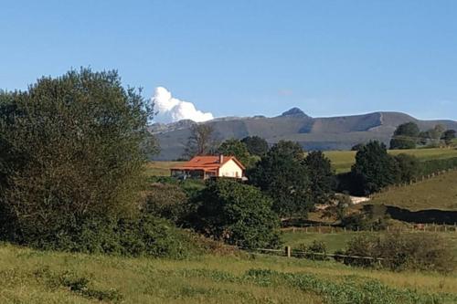 Casa el Roble , a los pies de Cabárceno.