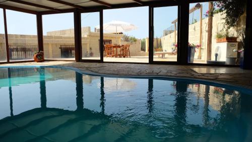 Casa en finca de uva con piscina privada, cubierta y climatizada
