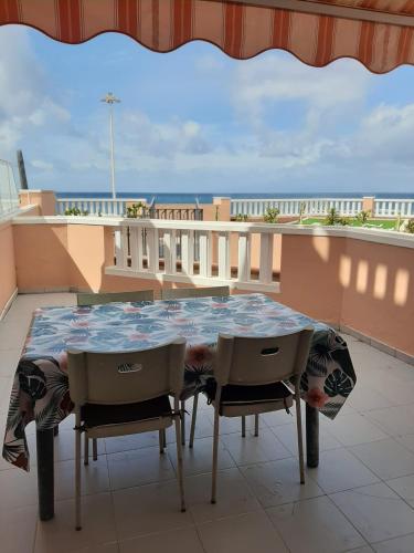 Casa espaciosa con vistas al mar y piscina