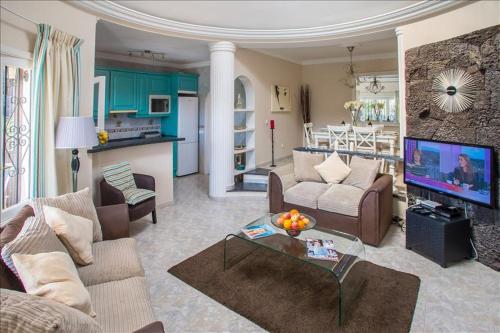 Casa Grecia - 3 bedroom family villa - Well furnished interior- Great pool area