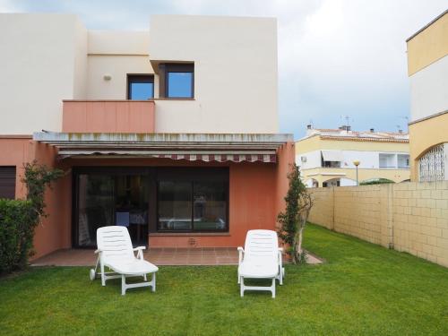 Casa l Escala, piscina comuntària i jardí privat