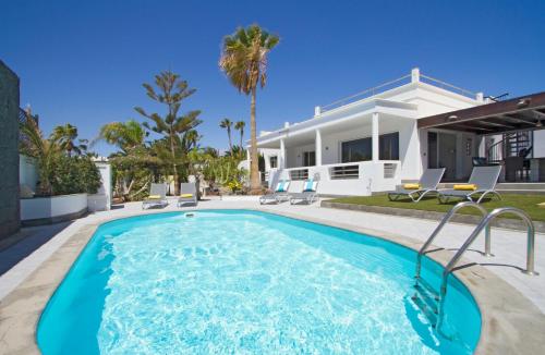 Casa Nublo - 3 Bedroom family villa - Great sea views from rooftop terrace