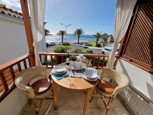 Casa Playa del Duque 2 in 1st sea line directly at the beach, heated pool, Wifi