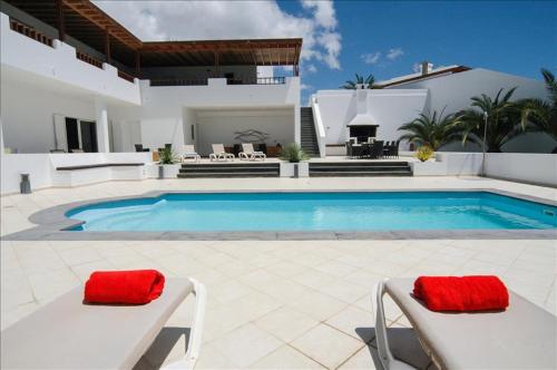 Casa Puerto Calero Grande - A wonderful 6 bedroom villa - Short stroll from the Marina