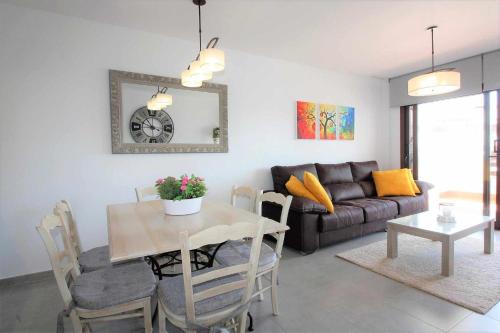 Casa Reloj apartamento con terraza y piscina comunitaria