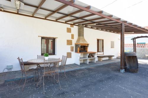 Casa rústica con terraza y barbacoa by Lightbooking