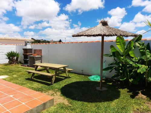 Casa con jardín y barbacoa solo familia parejas B