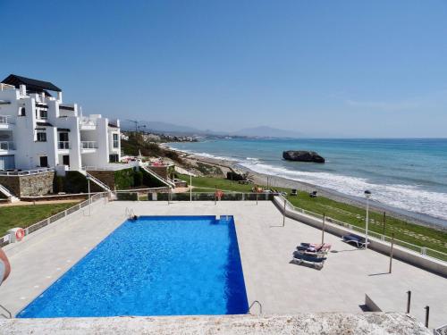 Nuevo Moderno Apartamento En Primera Línea - Casares Del Mar