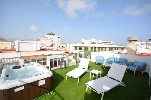 Lujoso Ático, amplias terraza y solarium privado, Jacuzzi y sauna, vistas Playa de las Canteras