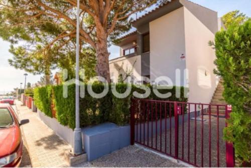 Chalet con jardín en la Costa Dorada. L Hospitalet de l Infant.
