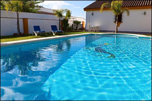 Chalet con piscina en Roche Viejo