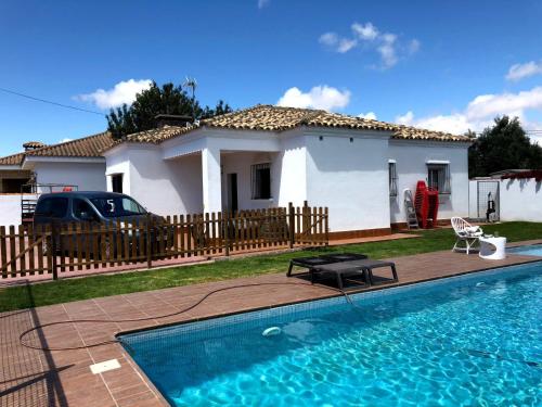 Chalet con Piscina y barbacoa