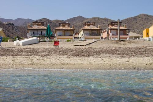 Chalet En 1ª Línea De Playa Con Piscina Privada