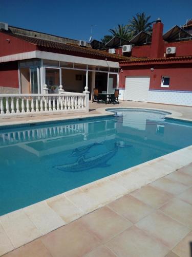 Chalet Independiente Con Jardin Y Piscina