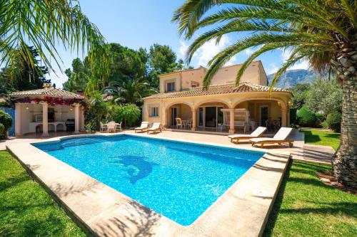 Charming 3-Bed Villa in Denia first beach line