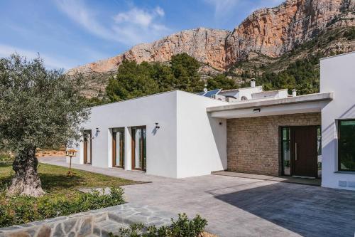 Charming 4-Bed House in Javea - Montgo Park