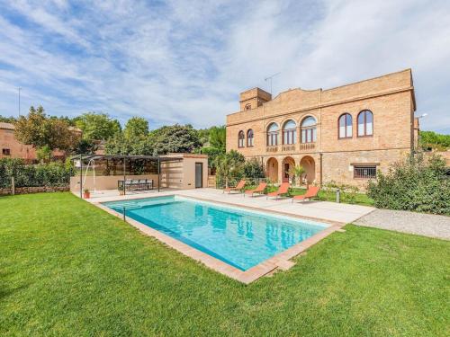 Charming Holiday Home in Vulpellac with Shared Pool