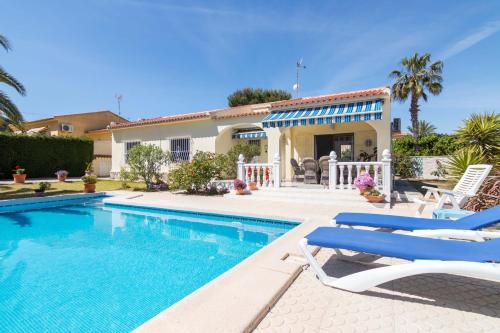 Charming one-floor villa with private pool in Los Balcones