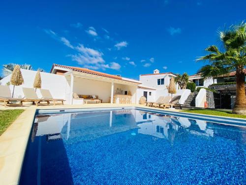 Charming Villa with private and heated pool