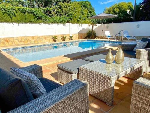 Charming villa with private swimming pool located 100 m from the sea