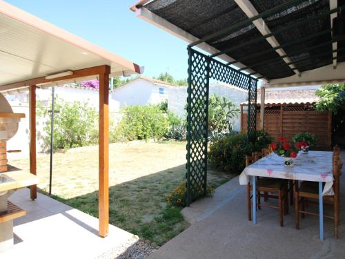 Comfortable property in Empuriabrava with garden, barbecue and three bedrooms