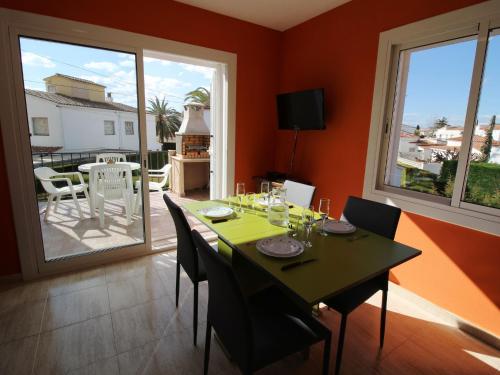 Cozy Apartment in Empuriabrava with Private Terrace