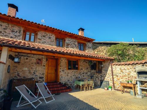 Cozy Cottage in Benllera with Jacuzzi