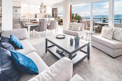 Cp - Modern Beachside Apartment In Estepona