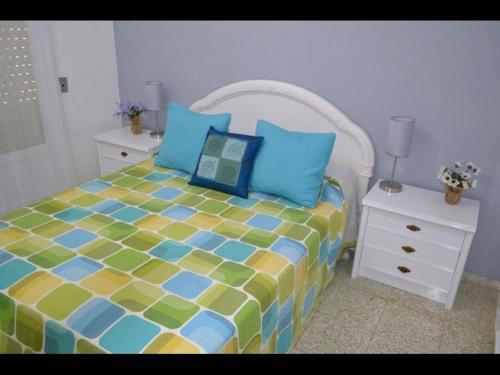 Deluxe 3 bedroom Apartment, Balcony, 15 minutes walk to city and beach sys2