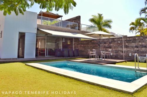 Deluxe Villa with private pool heater El Duque