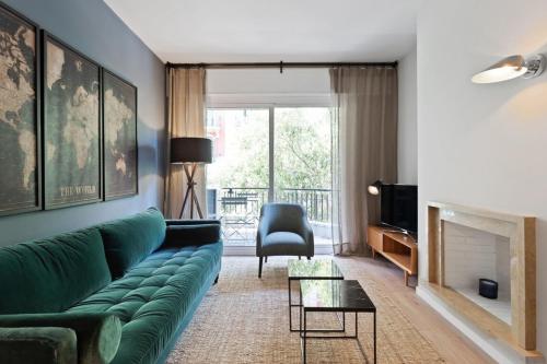 Designer 4 Bedroom Apartment with Balcony near Plaça Catalunya