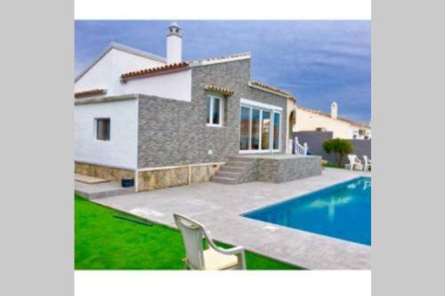 Modern Detached 2 Bed 2 Bath Villa with private pool close to all amenities
