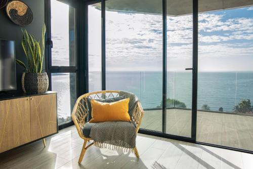 Elegant Sea Front East Wind Apartment