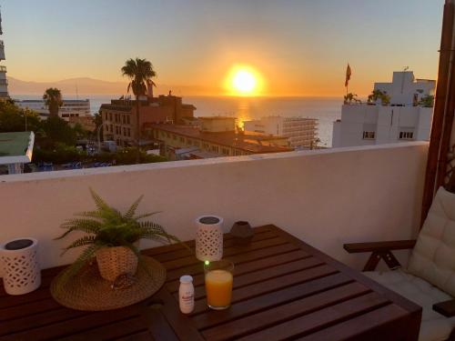 El Cortijuelo. Magnificent triplex terraced house with rooftop of 18m2, overlooking the sea. Parking