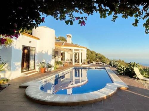 Comfortable Villa in Arenas with Private Pool