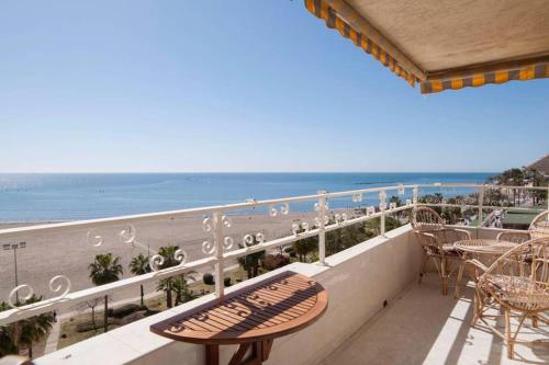 021 - Wonderful Beachfront Apartment with Stunning Sea Views