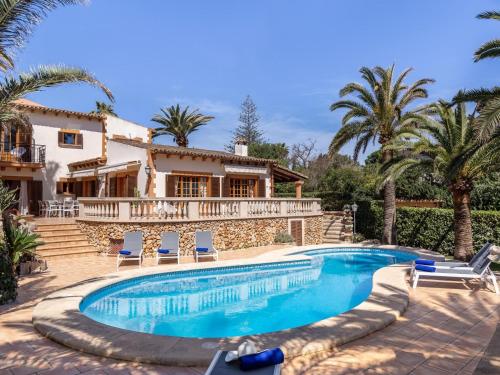 Quaint Villa in Son Servera with Swimming Pool
