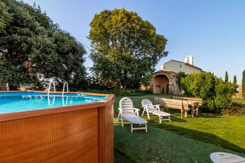 Ermita de Santa Llucía Casa rural histórica en el Alt Empordà