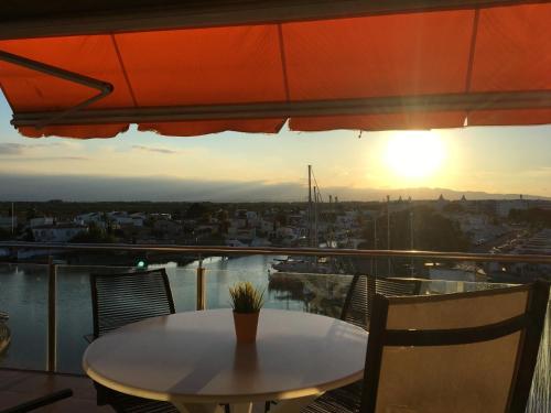 Vue Panoramique sur la Mediterrannée, appartement sur canal & proche plage