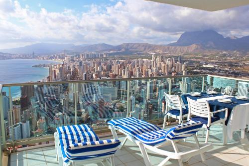 Amazing apartment on the 34th floor with private terrace and sea views