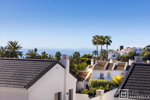 Estepona Sunsets - Modern 3-Br Beachside Apartment