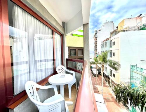 Estudio exterior triple. Wifi, a 1 minuto a pie de la Playa de Las Canteras