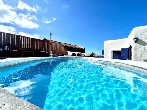 Estupenda Villa con piscina privada, chimenea, frente al mar, El Hierro