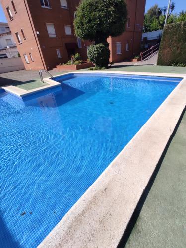 Excelente Apartamento Con Piscina Con Jardín A 500m De La Playa