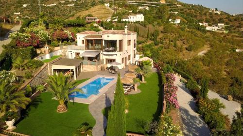 Exceptional Costa del Sol villa for 8, Hi spec, Tranquil setting, Amazing views. Heated pool.