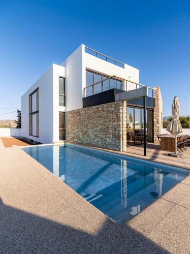 Exclusiva villa con piscina en Agua Amarga, a 2km de la playa