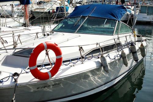 Boat to sleep in Barcelona