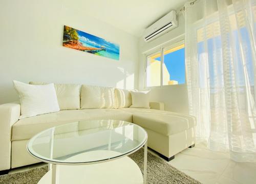 Fresh and Modern Delux Apartment in 1 min from the beach!