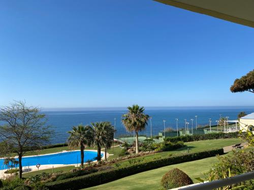 Front-line, sunny apartment in Cabopino, Marbella