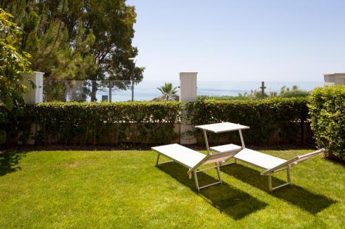 Frontline Beach ground floor apartment with private garden, Doncella Beach.